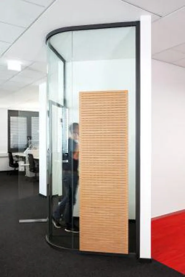 Runde Ecke einer Telefonzelle in Kombination mit einem Akustikelement/(Fotograf Nikolay Kazakov, Kar