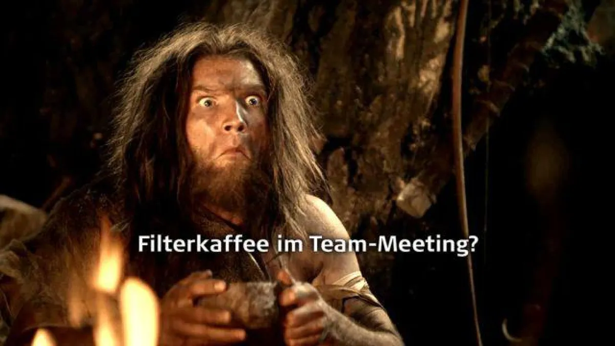 Filterkaffee wird in TV-Spots als Zeichen von Steinzeit im Büro inszeniert