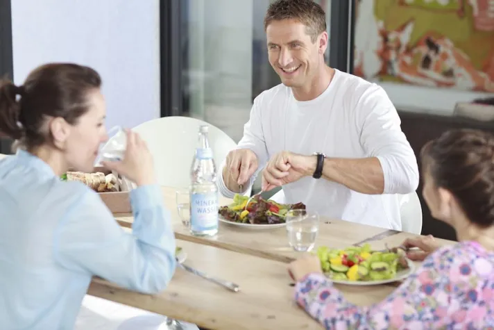 Sommerliche Salatdressings mit Mineralwasser Bild: Sommerliche Salatdressings mit Mineralwasser