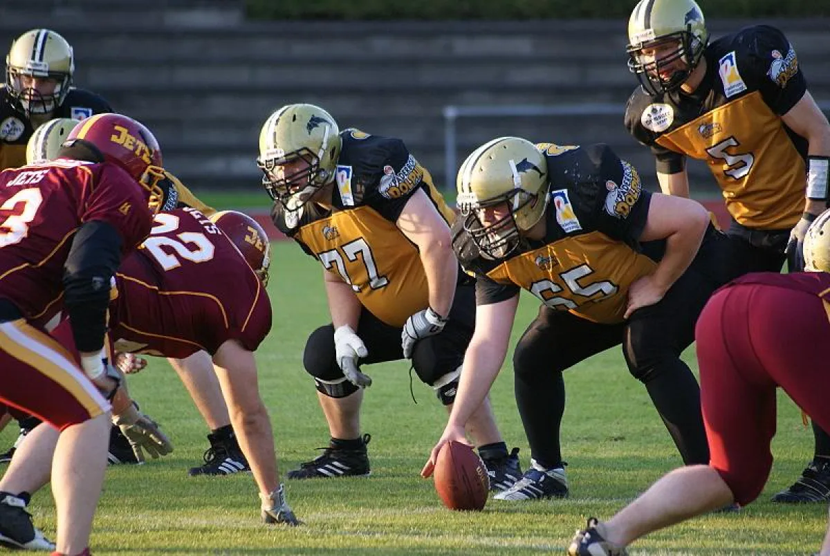 Dolphins-Center Dominik Salmen kurz vor dem Snap zu Quarterback René Lohmann.
