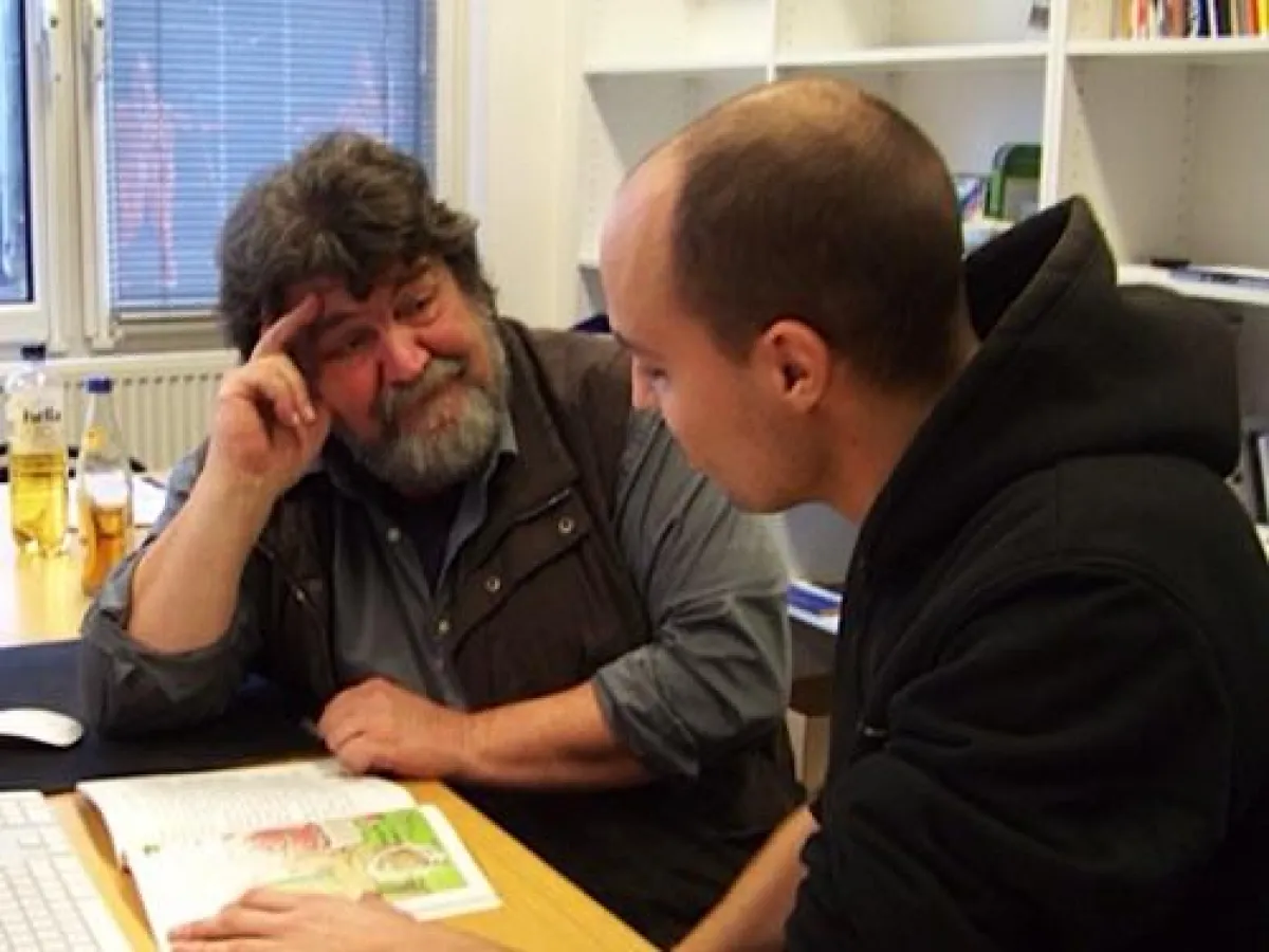 Der Grafikdesigner Reinhard Meisl (re) und Volker Nökel bei der Planung neuer Projekte