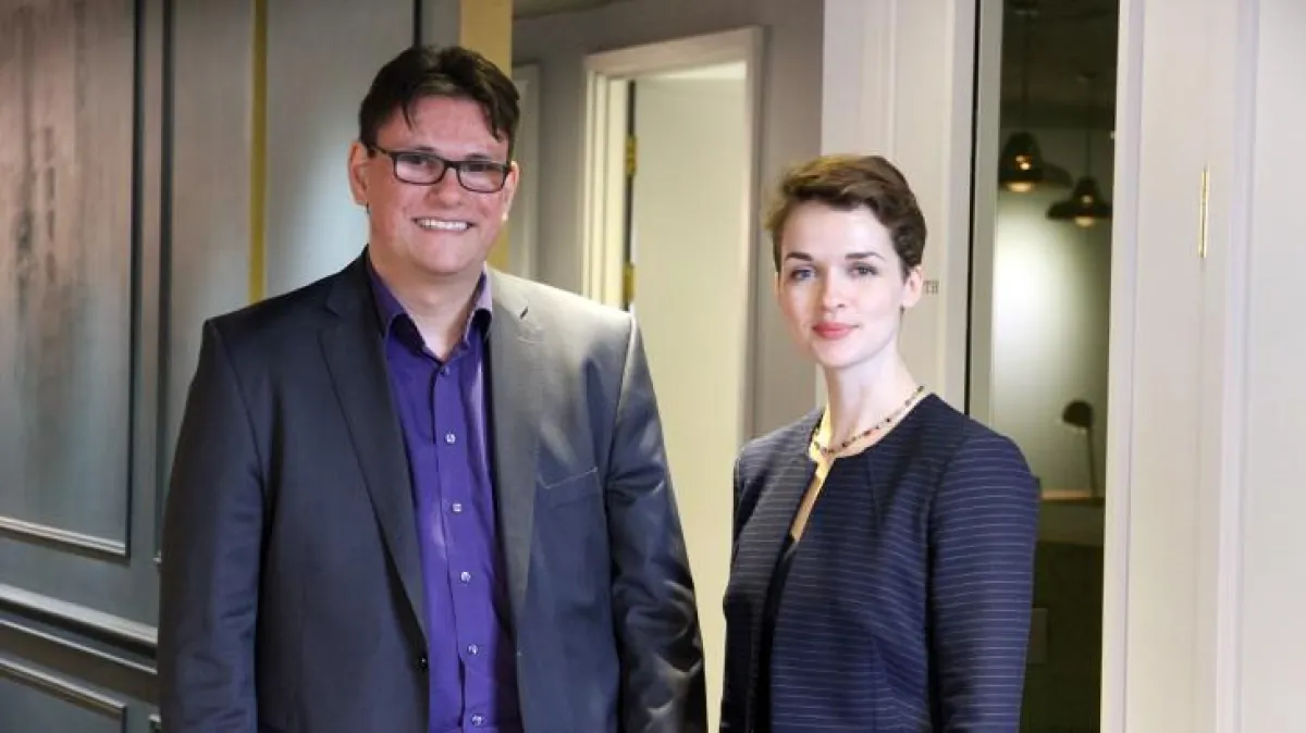 Kooperationspartner Martin Jendrischik (Cleantech Media) und Alisa Murphy (Life Size Media).