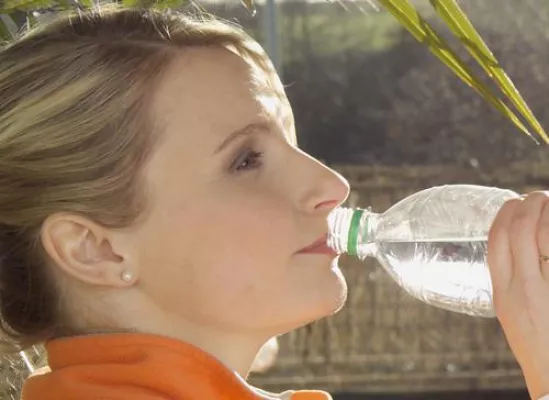 Bild: Gesundes Körperklima im Sommer: Wer schwitzt, muss trinken