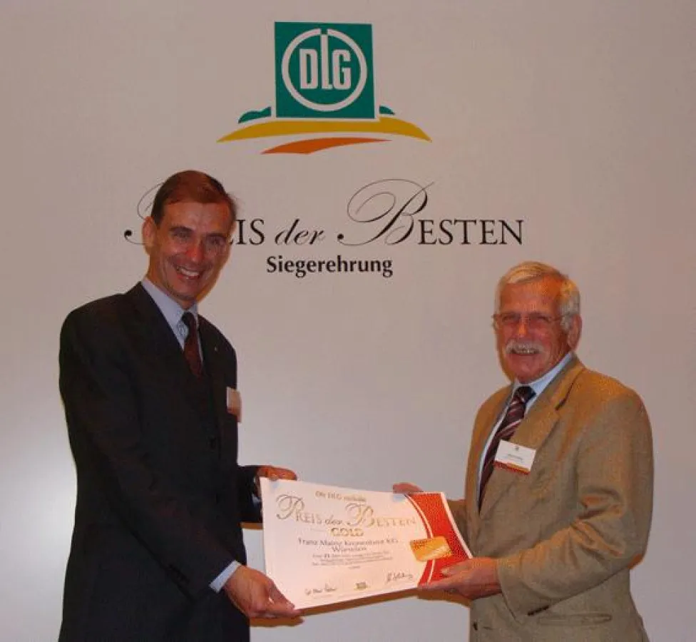 DLG-Präsident Bartmer (l.) überreicht Bäckermeister Götting die Urkunde