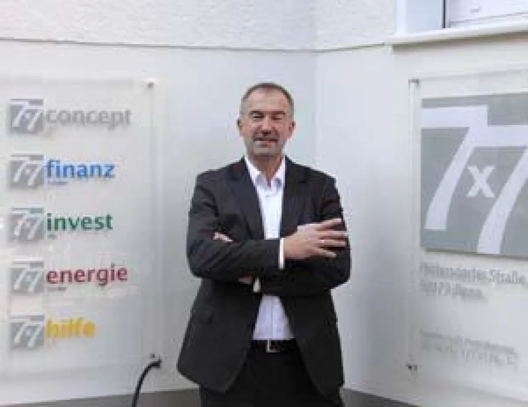 Andreas Mankel, Geschäftsführer der 7x7 Gruppe, vor der Firmenzentrale