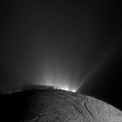Bild: Saturnmond stößt organische Verbindungen aus - Moleküle stammen aus einem Ozean im Innern des Himmelskörpers