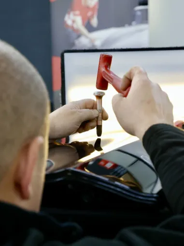 Dellen, Beulen Kratzer im Auto werden vom Dellendoktor "verarztet" Bild: Dellen, Beulen Kratzer im Auto werden vom Dellendoktor "verarztet"