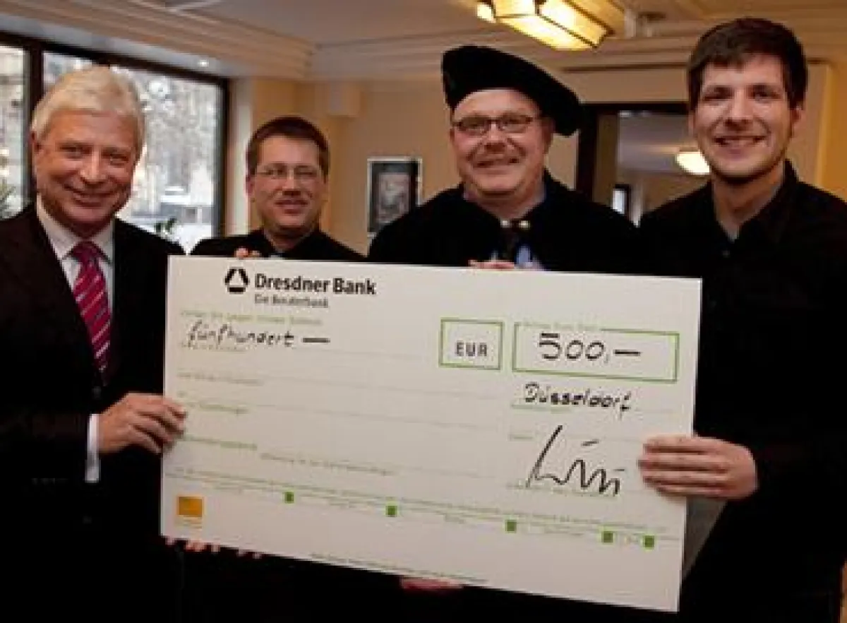 Gemeinsam mit Christian Czubeck (2. v. l.) und Gambrinus Oliver Landsberger (2. v. r.) vom Prüfungsausschuss übergab Jürgen Witt (l.), Geschäftsführer des Brauereiverbandes NRW, dem Prüfungsbesten Dom