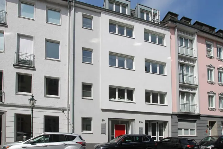 Bild: Düsseldorf: AENGEVELT vermittelt komplettes Bürogebäude an Republik Kosovo
