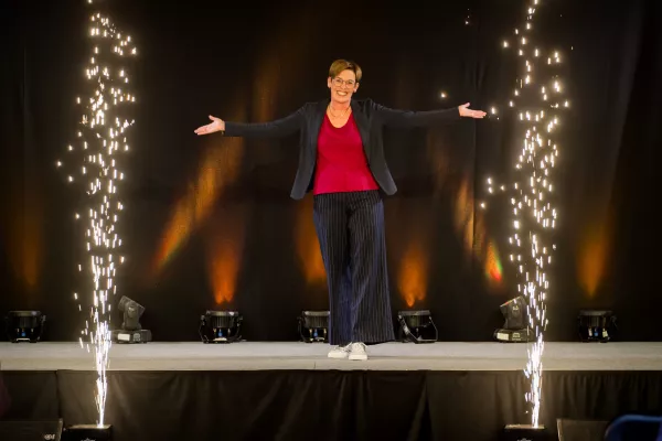 Bild: Doppelerfolg für Caren Christians: Inspirierende Impulse zu Resilienz und Stressbewältigung beim Speaker Slam