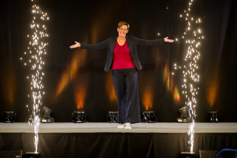 Bild: Doppelerfolg für Caren Christians: Inspirierende Impulse zu Resilienz und Stressbewältigung beim Speaker Slam