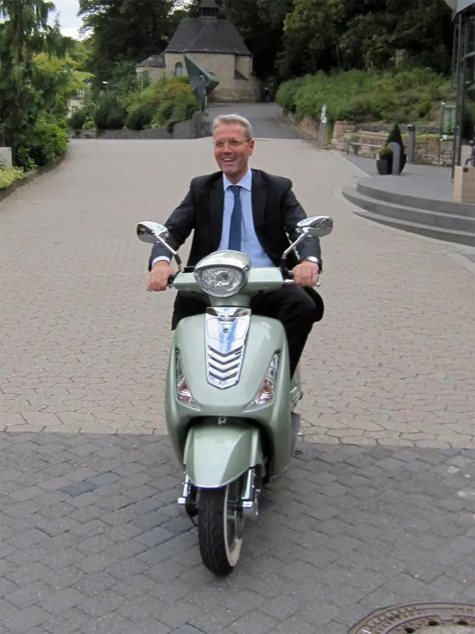 Bundesumweltminister testet Elektroroller Kumpan electric und hat sichtlich Spaß dabei!