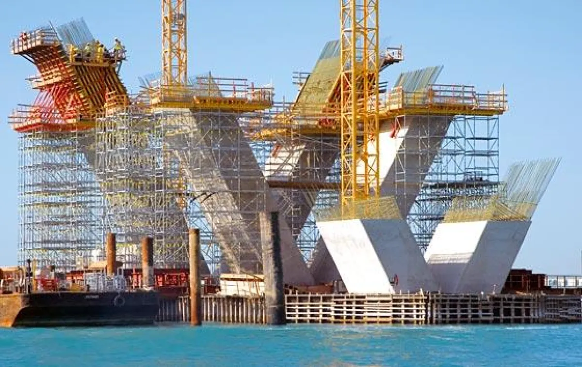 Für die 60 Meter breite Saadiyat Brücke in Abu Dhabi werden zwei Pfeilerdrillinge mit PERI Schalungs- und Gerüst-Know-how erstellt. (Foto: PERI GmbH)