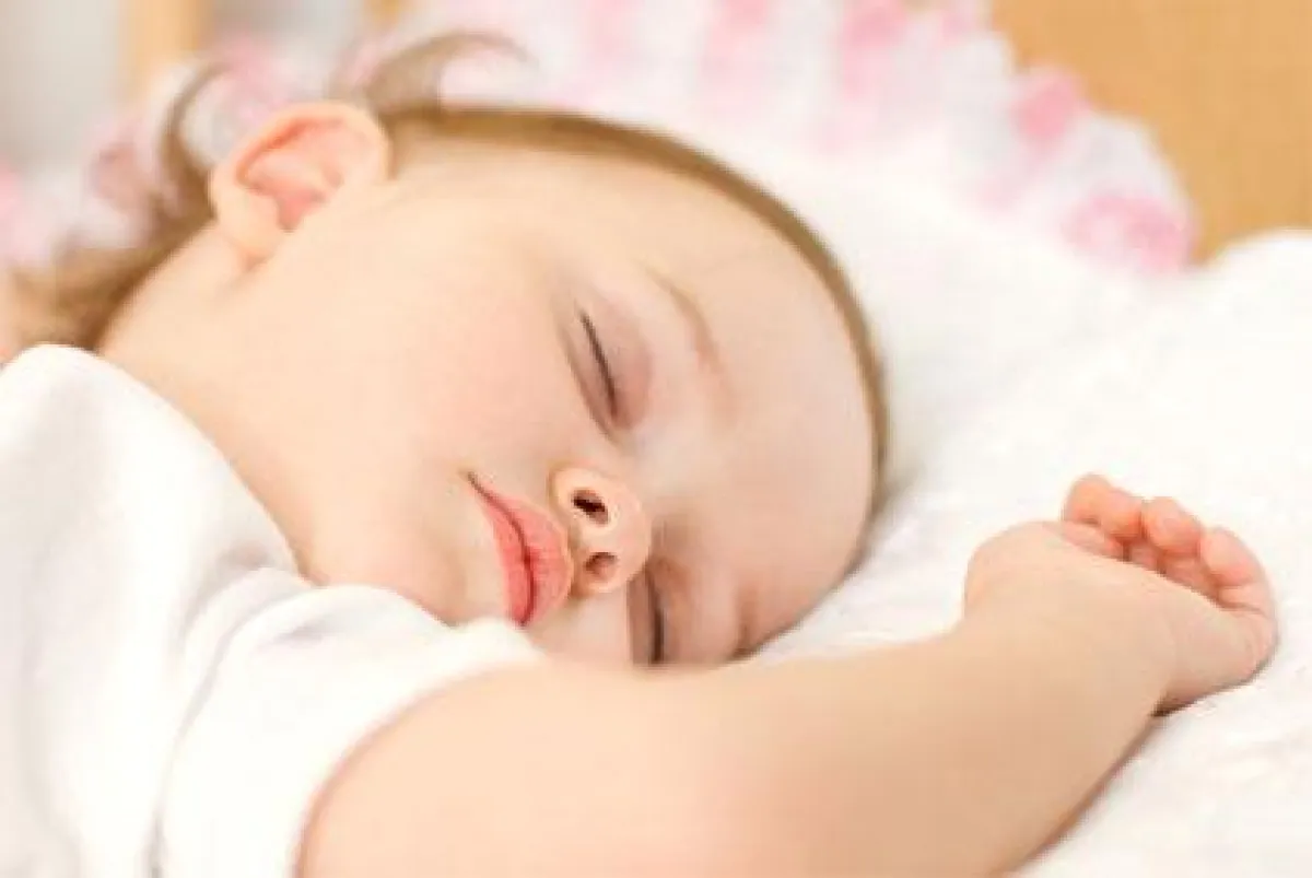 Kleinkinder müssen den Prozess des Aufwachen und Umdrehen erst noch erlernen.