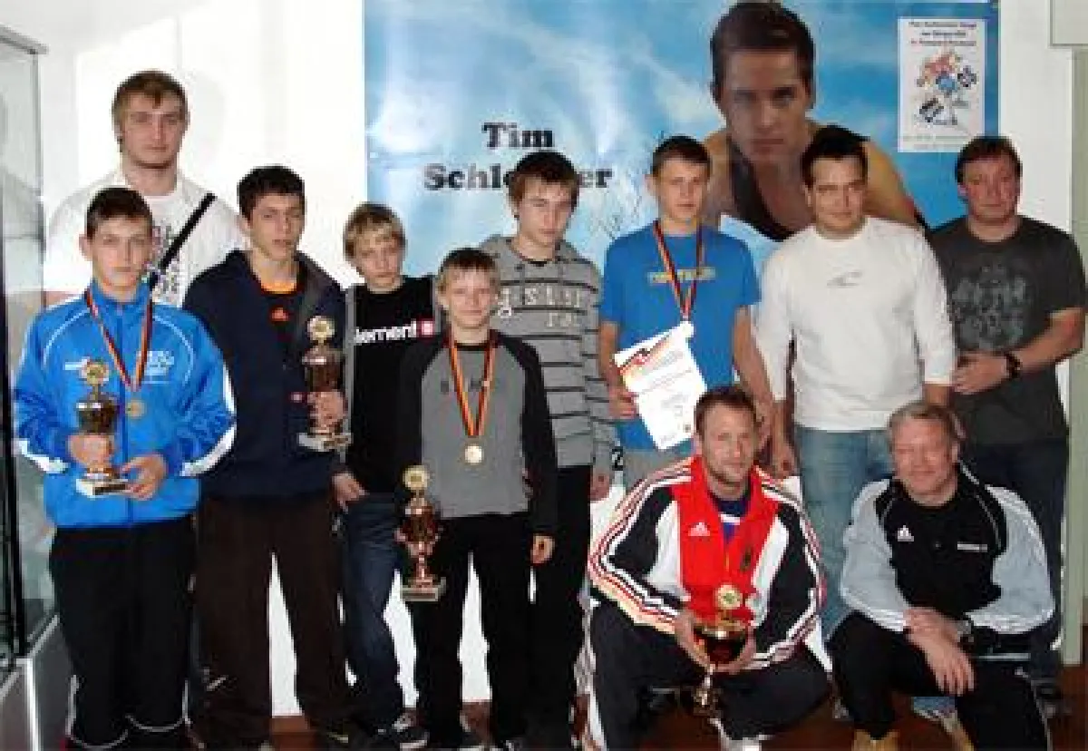 Die erfogreichen Nachwuchsringer mit ihren Trainern