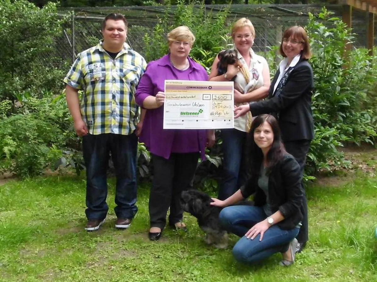 Uelzener Versicherungen überreichen Spende an die 1. Vorsitzende des Tierschutzvereins Uelzen e.V. F