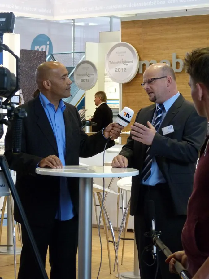 Frank Biermann (r.), Vorstand Vertrieb und Marketing der mobileObjects AG, im Interview mit Udo Bran