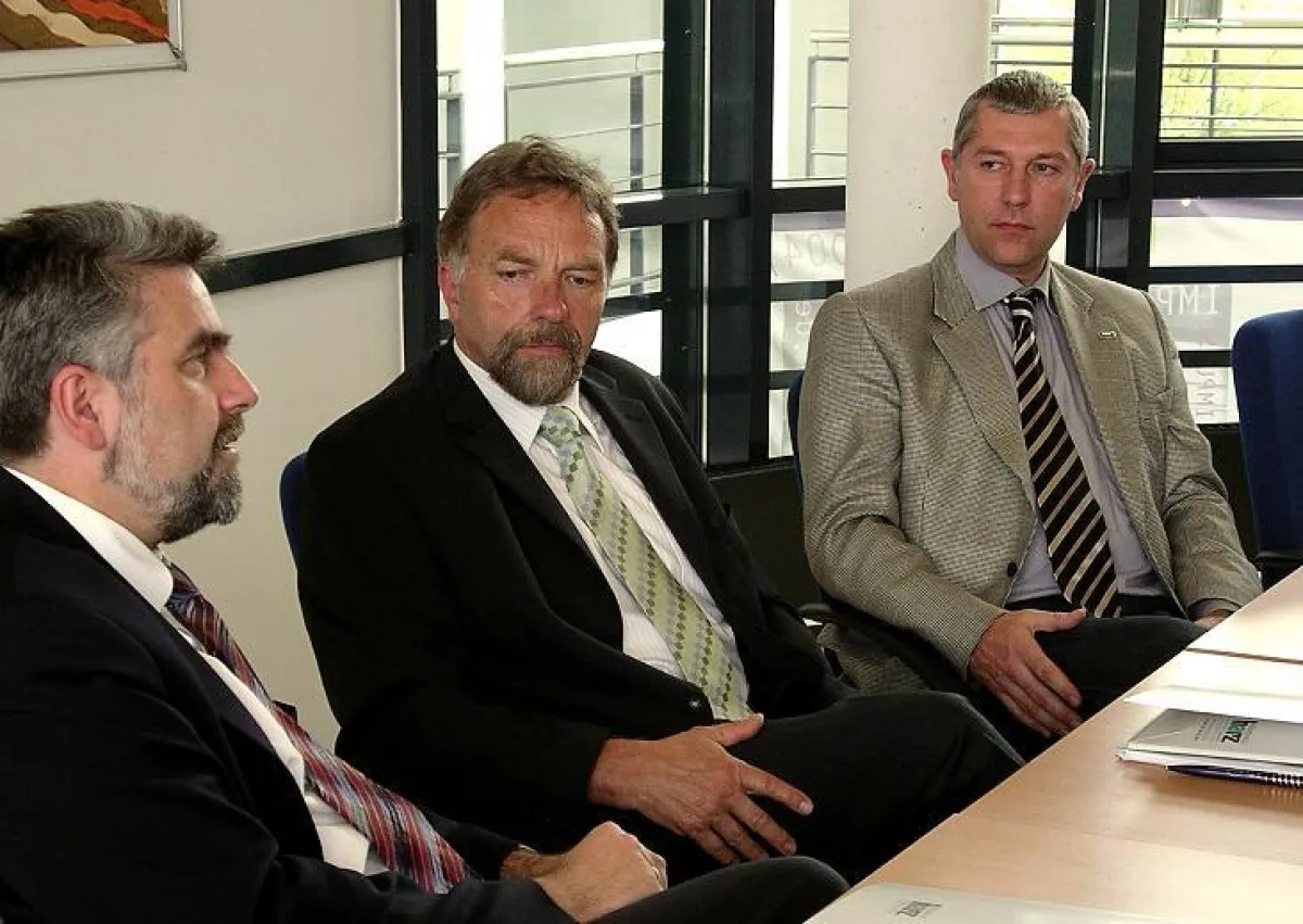 Prof. Dr. Armin Willingmann (Rektor der Hochschule Harz), Dr. Thomas Müller (Vorstand der Wernigerode AG) und Prof. Dr. Ulrich Fischer-Hirchert (Prorektor für Forschung und Wissenstransfer) - von link