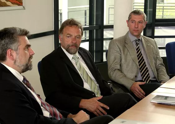 Wirtschaft und Wissenschaft gehen Hand in Hand Bild: Wirtschaft und Wissenschaft gehen Hand in Hand