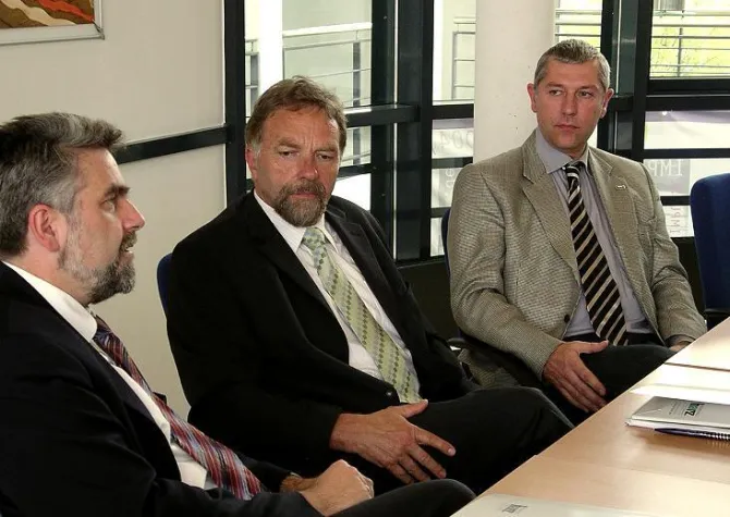 Wirtschaft und Wissenschaft gehen Hand in Hand Bild: Wirtschaft und Wissenschaft gehen Hand in Hand