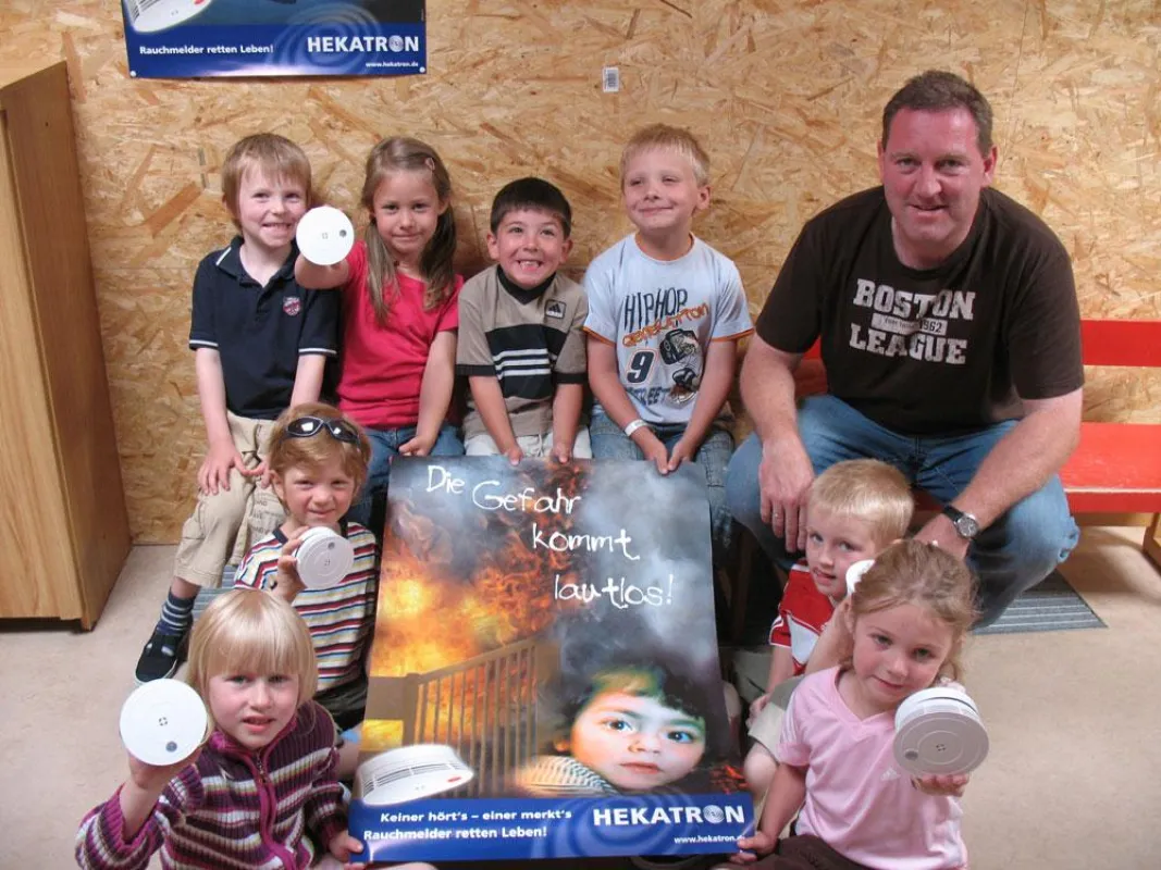 Sichere Kindergärten. Klaus Hagen von PADER-Brandschutz aus Salzkotten stattet einen Kindergarten kostenlos mit Rauchmeldern aus.
