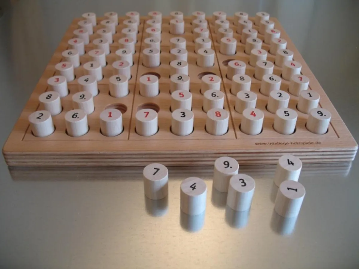 SUDOKU classic - das Holzbrettspiel. Spielsteine und Buchebrett ersetzen Papier, Bleistift und Radiergummi. Das Spielbrett ermöglicht klare Übersicht und problemloses Tauschen der Ziffern.