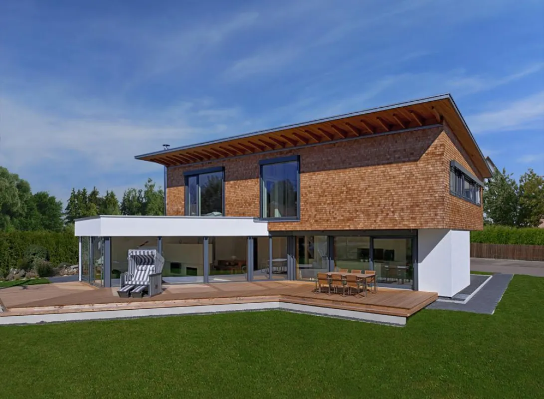Das Designhaus Bullinger besticht durch seine markante Form und die alpine Schindelfassade