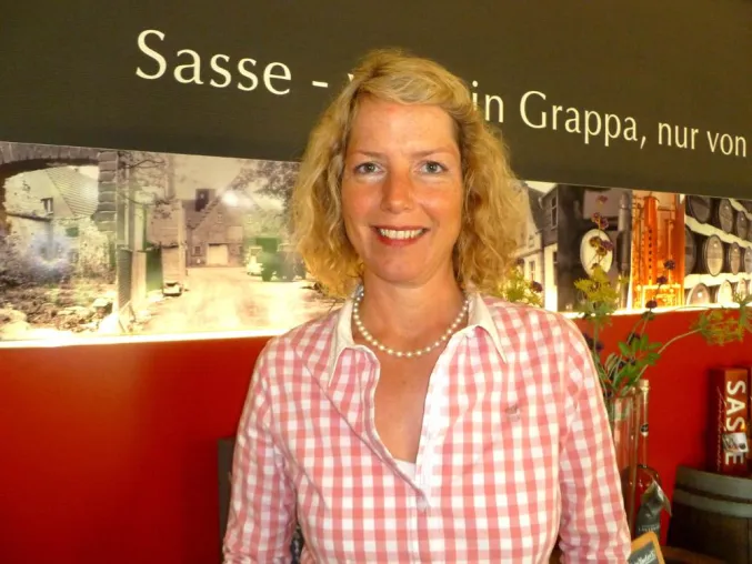 25 Jahre bei der Feinbrennerei Sasse: Heike Fischert feiert Jubiläum Bild: 25 Jahre bei der Feinbrennerei Sasse: Heike Fischert feiert Jubiläum