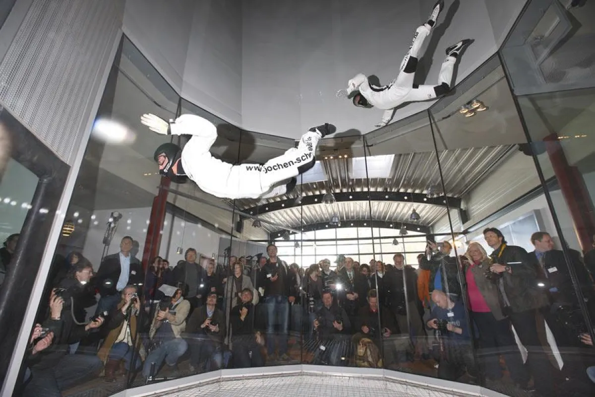 Eröffnungsflug im ersten vertikalen Windtunnel Deutschlands.