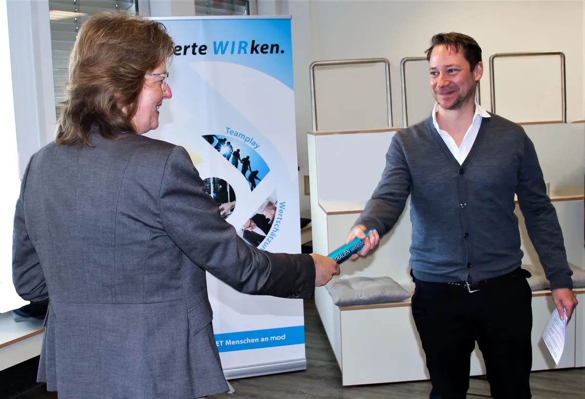 A. Osterloh, ehem. Eigentümerin mod IT Services, übergibt den Staffelstab an P. Wegener, EOS Partner (© mod IT Services)