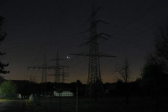 Bild: Ein Planeten-Duo am Abendhimmel erzeugt einen 'UFO-Effekt'