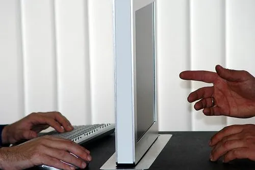 Weltneuheit Convers double: doppelseitiger, versenkbarer Flachbildschirm Bild: Weltneuheit Convers double: doppelseitiger, versenkbarer Flachbildschirm