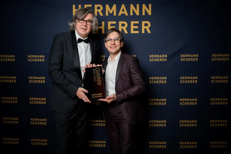 Bild: WERTIGKEIT TRIUMPHIERT: EXCELLENCE AWARD FÜR INSPIRIERENDEN VORTRAG ÜBER WERTSCHÄTZUNG UND SELBSTVERTRAUEN