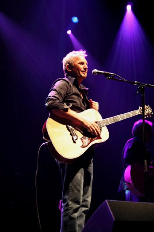 Mime und Musiker am Mikrofon: Kevin Costner kann nicht nur mit dem Wolf tanzen
