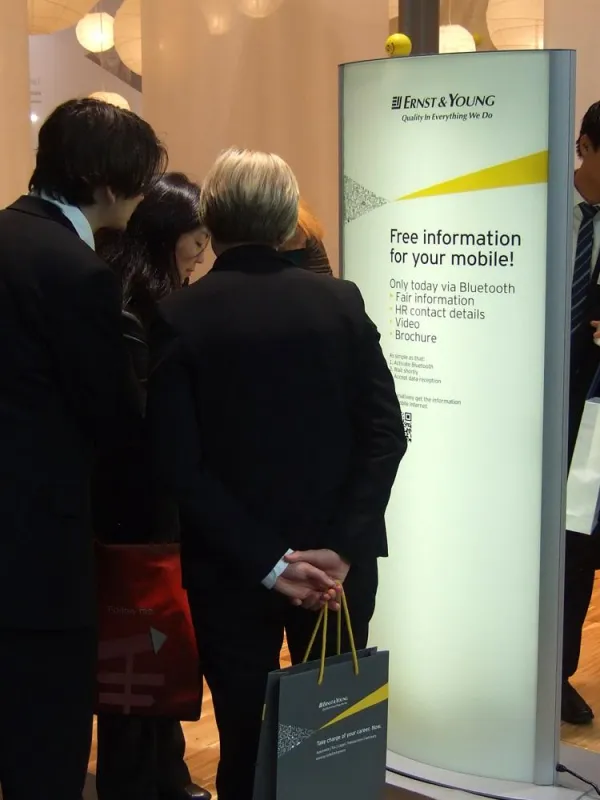 Auf dem Absolventenkongress in Zürich 2009 präsentierte sich Ernst & Young mit mobilen Inhalten für das Handy. Die Übertragung erfolgte per Bluetooth und QR-Code.
