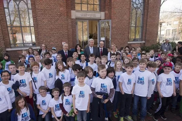 Bild: Kinder übergeben über 640 Wünsche und Forderungen zum Weltwassertag