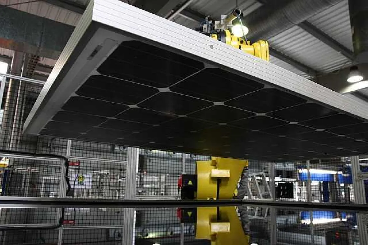 Herstellung eines Solarmoduls bei Isofotón