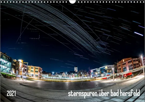Bild: Nachtaufnahme von UFOs, Sternspuren und anderen fliegenden Objekten am Nachtgestirn