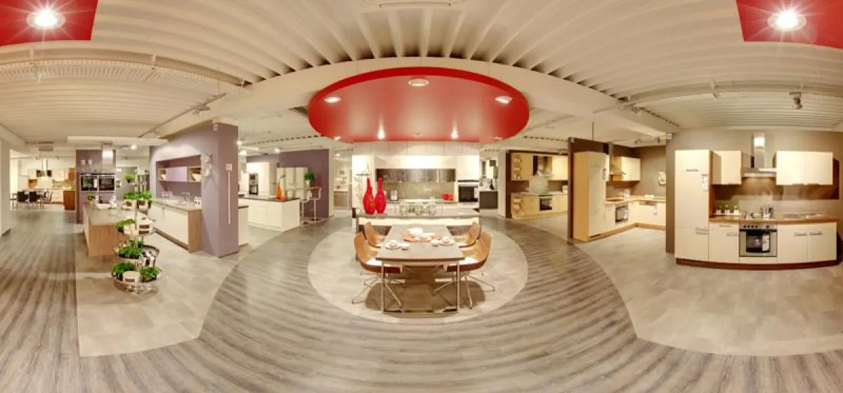 Ein Blick in die Ausstellung der über 50 Musterküchen