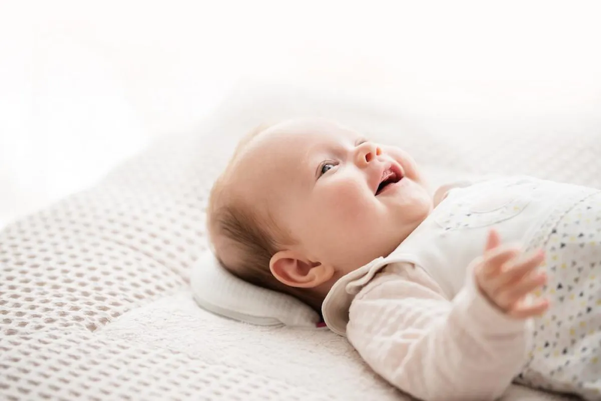 Der Medibino schütz von Anfang an gegen lagebedingte Kopfverformung