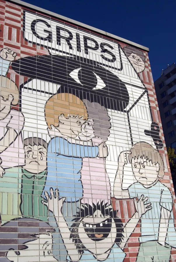 Die berühmte Fassade des Berliner GRIPS Theaters am Hansaplatz