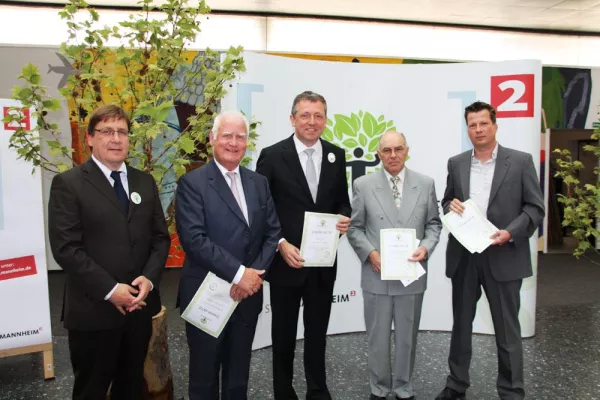 Bild: Deutsche Reihenhaus schlägt Wurzeln in Mannheim: Neue Platanen für die Augustaanlage