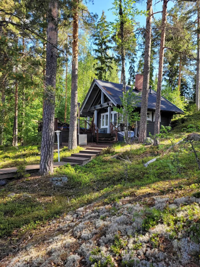 Das komfortable Ferienhäuschen lomaaurinko liegt am Ufer des Saimaa-Sees. (© Petra Lehmann)