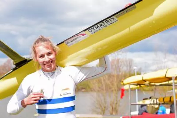 Bild: Von DYMATRIX unterstütze Ruderin schwimmt auf Erfolgswelle