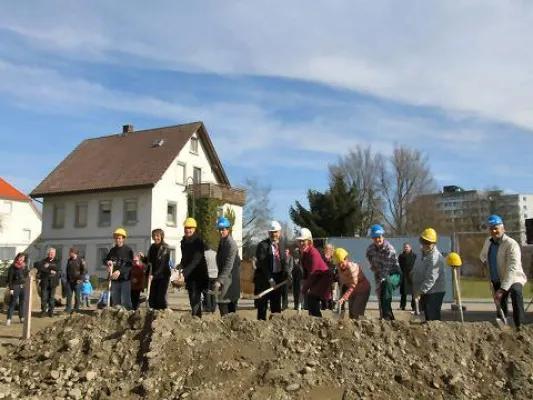 Bild: Spatenstich für ein Wohnhaus der St. Gallus-Hilfe in Bad Waldsee