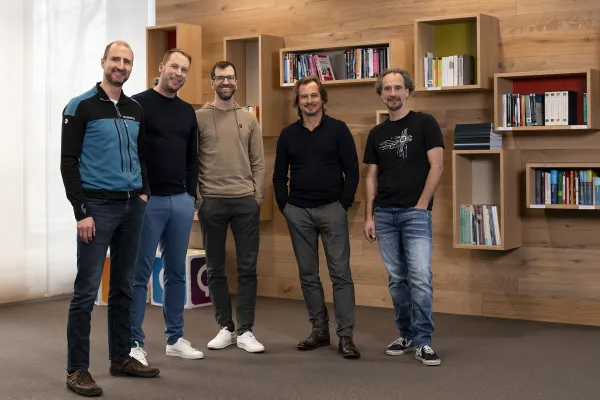 Bild: Aus zwei mach fünf: Geschäftsführung von QAware erweitert