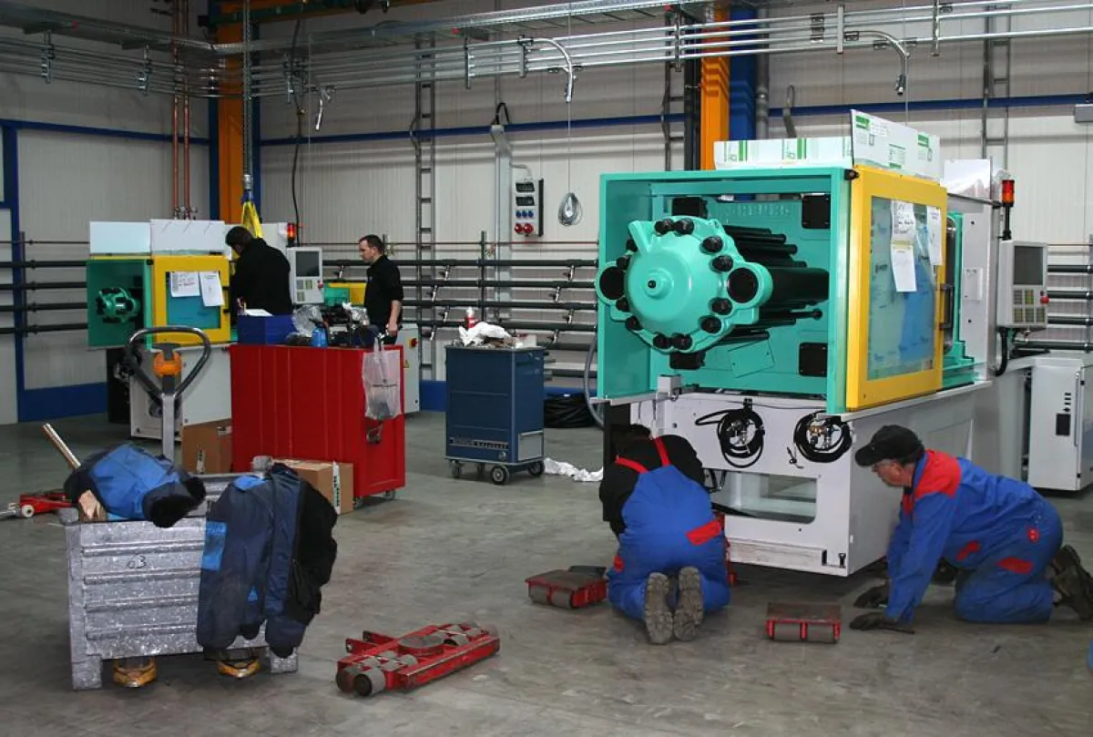 Das AFK-Team kümmert sich um den Aufbau und die Inbetriebnahme der neuen Maschinen