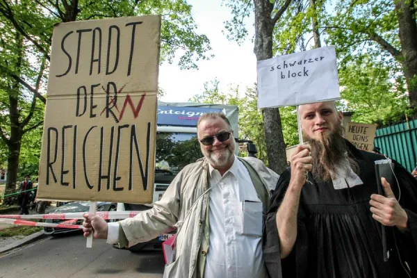 Bild: 1. Mai - Polizei kriminalisiert Satire-Demonstration