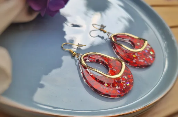 Ade Mainstream: „Farbensinn Schmuck“ fertigt ausschließlich einzigartige Ohrring-Unikate Bild: Ade Mainstream: „Farbensinn Schmuck“ fertigt ausschließlich einzigartige Ohrring-Unikate