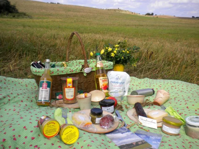 Bild: Uckermärker Delikatessen im Osterhasen-Picknickkorb